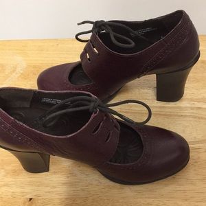Born Shoes Burgundy Lace high heel Shootie
